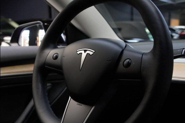 Tesla Model 3 RWD Autopilot ACC Stuurverwarm. PDC Leer Navi Panoramadak 360° Elektr. achterklep Stoelverwarming voor & achter Climate voor & achter LM velgen BTW auto! Nieuw!