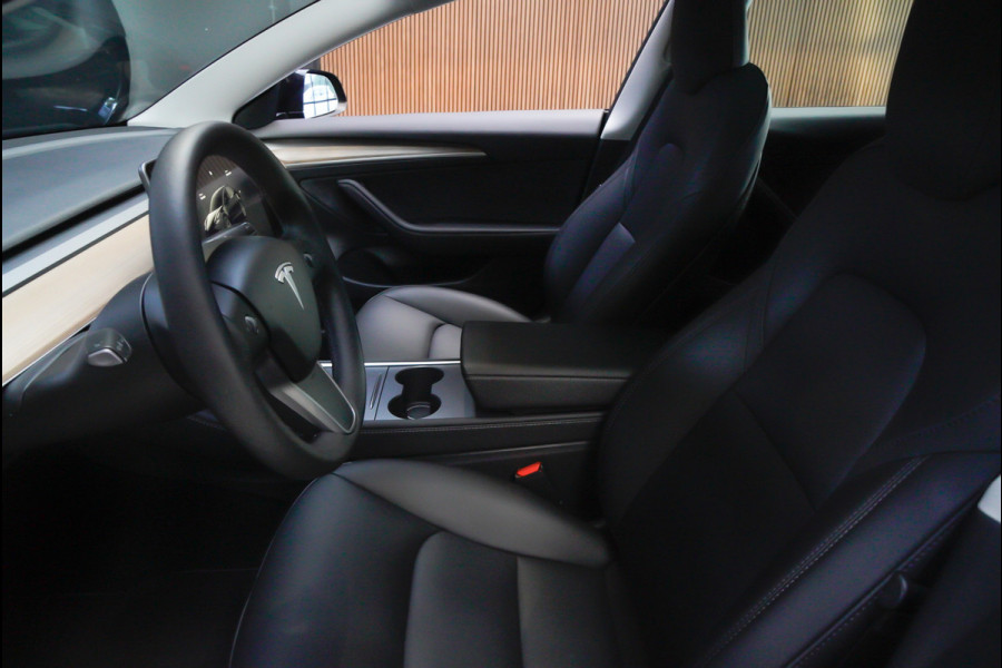 Tesla Model 3 RWD Autopilot ACC Stuurverwarm. PDC Leer Navi Panoramadak 360° Elektr. achterklep Stoelverwarming voor & achter Climate voor & achter LM velgen BTW auto! Nieuw!