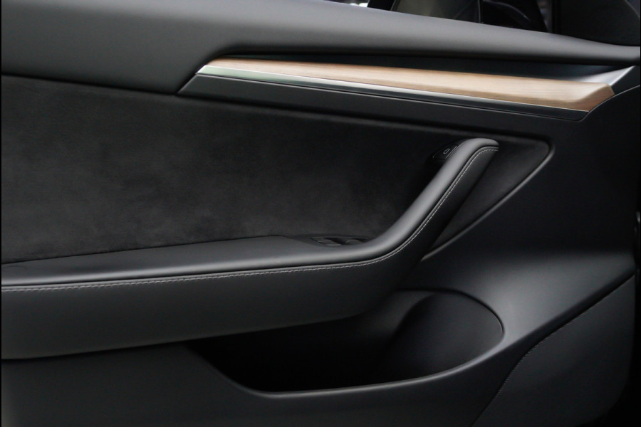 Tesla Model 3 RWD Autopilot ACC Stuurverwarm. PDC Leer Navi Panoramadak 360° Elektr. achterklep Stoelverwarming voor & achter Climate voor & achter LM velgen BTW auto! Nieuw!