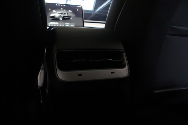 Tesla Model 3 RWD Autopilot ACC Stuurverwarm. PDC Leer Navi Panoramadak 360° Elektr. achterklep Stoelverwarming voor & achter Climate voor & achter LM velgen BTW auto! Nieuw!