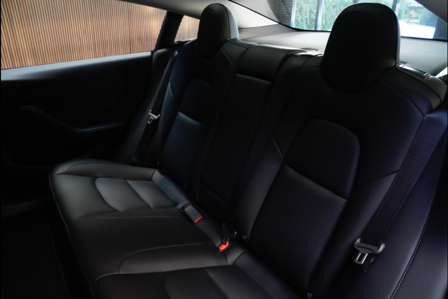 Tesla Model 3 RWD Autopilot ACC Stuurverwarm. PDC Leer Navi Panoramadak 360° Elektr. achterklep Stoelverwarming voor & achter Climate voor & achter LM velgen BTW auto! Nieuw!