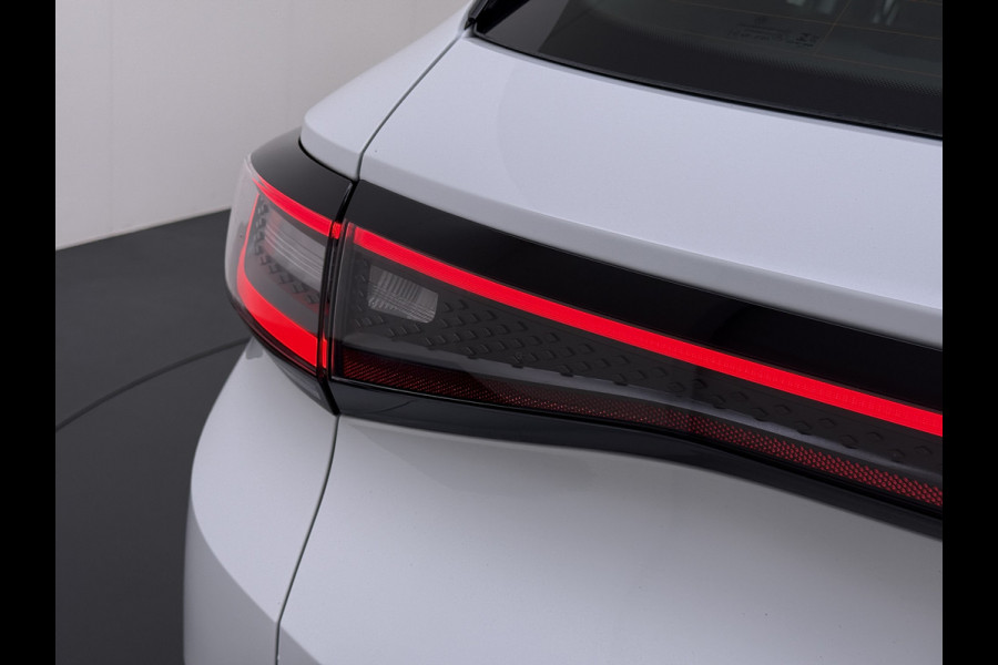 Volkswagen ID.4 Pro 77kWh SOH 95% Trekhaak 19" Adap.Cruise Apple Carplay Android Auto Navi Ecc Pdc Stoel+Stuurverwarming Lmv Led Comfort Pakket Bluetooth 1e Eigenaar Origineel Nederlandse Auto 1.000 KG trekvermogen