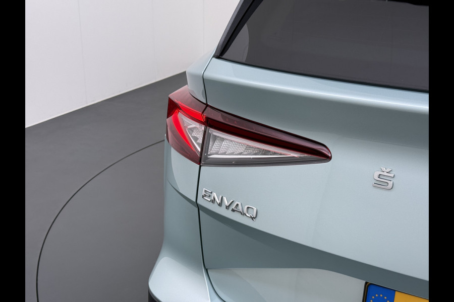 Škoda ENYAQ iV Warmtepomp Trekhaak 21"LM Apple Carplay Android 1/2 Leer Navi Ecc Camera Cruise Control SOH 93% Comfort-pakket  Privacy Glas Keyless advanced Climate-pakket Parkeer pakket 180pk iv60 1e Eigenaar Origineel Nederlandse Auto Zeer Compleet! 1.000kg trekvermogen € 48.500 nieuw