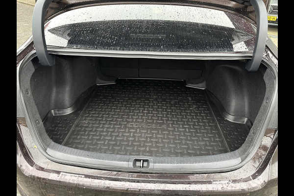 Toyota Corolla 1.8 Hybrid Executive Sedan | Trekhaak | Blindspot | Adaptive CC | Leder-Stof | Occasion