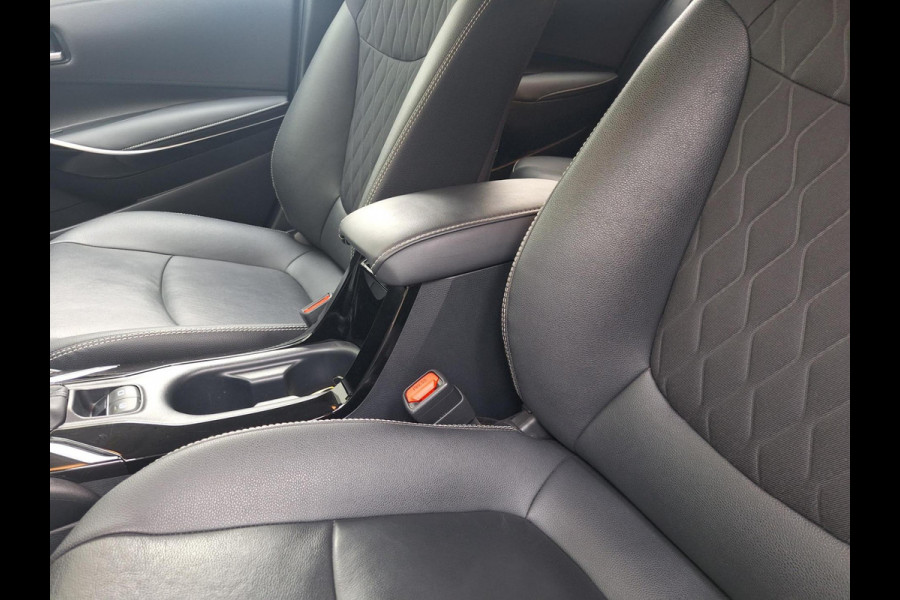 Toyota Corolla 1.8 Hybrid Executive Sedan | Trekhaak | Blindspot | Adaptive CC | Leder-Stof | Occasion