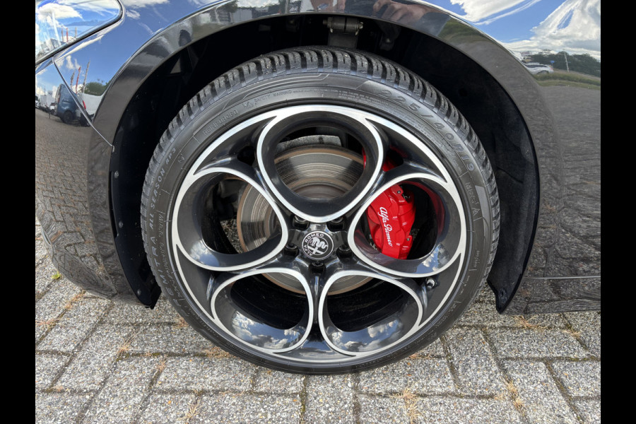 Alfa Romeo Giulia 2.0T 280 AWD Veloce | 19" Velgen | Panoramadak | Adas 2 | Carplay en Android Let op auto niet altijd aanwezig
