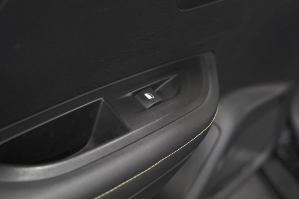 Peugeot 2008 PureTech 130 GT-Line | Camera | Adaptieve Cruise Control | Allseason Banden | Navigatie