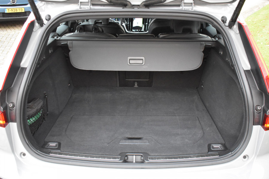 Volvo V60 T6 AWD 350PK Plug-in hybrid Plus Dark | Trekhaak | H&K | Contour stoelen | 360 Camera | 19"LMV |