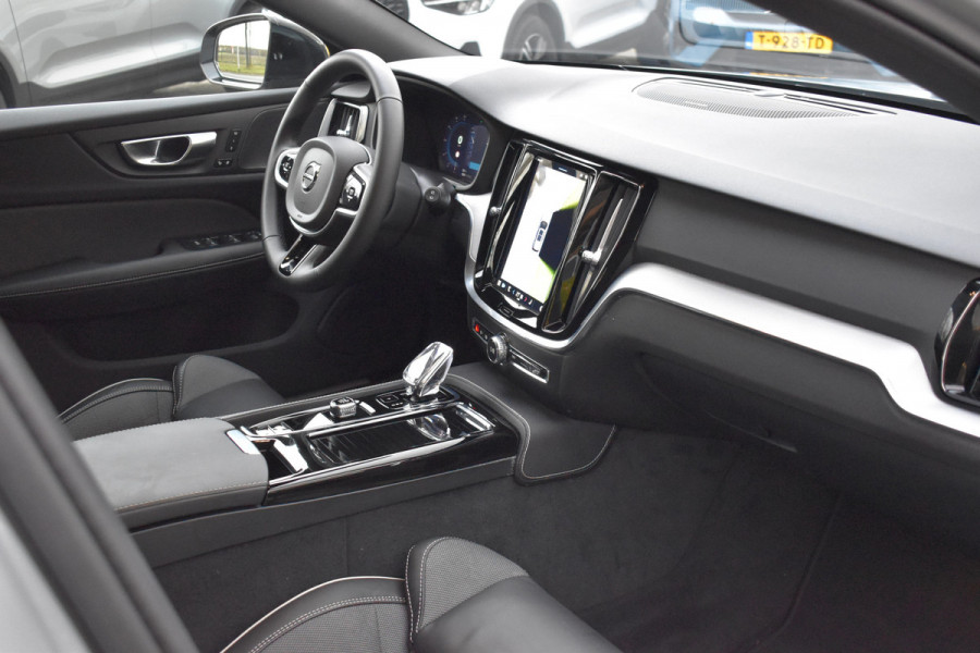 Volvo V60 T6 AWD 350PK Plug-in hybrid Plus Dark | Trekhaak | H&K | Contour stoelen | 360 Camera | 19"LMV |