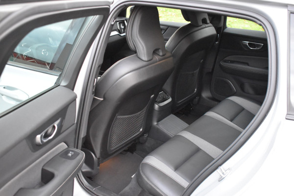 Volvo V60 T6 AWD 350PK Plug-in hybrid Plus Dark | Trekhaak | H&K | Contour stoelen | 360 Camera | 19"LMV |