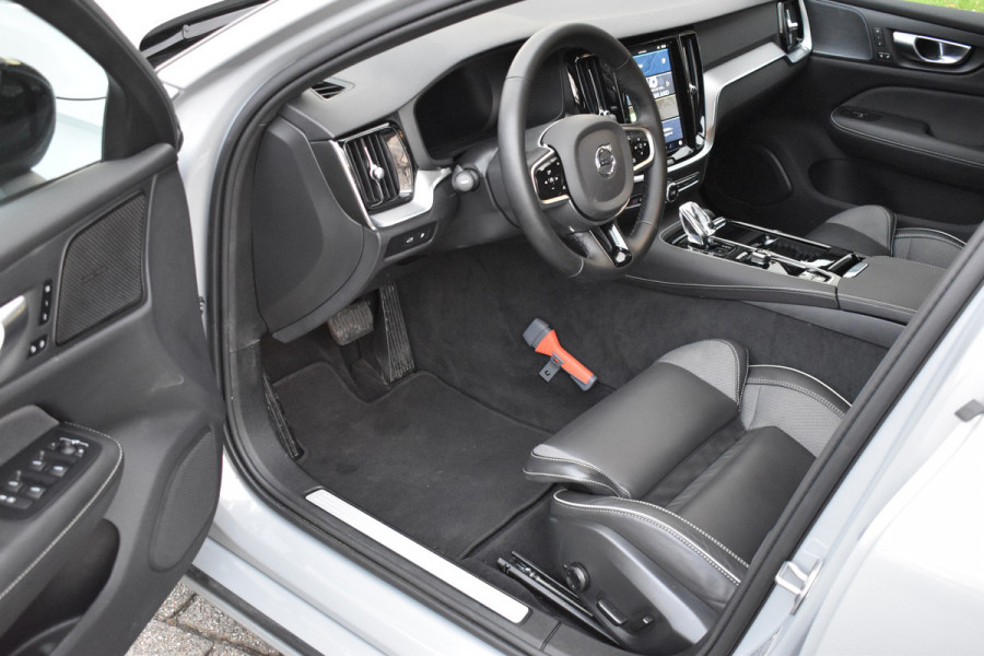Volvo V60 T6 AWD 350PK Plug-in hybrid Plus Dark | Trekhaak | H&K | Contour stoelen | 360 Camera | 19"LMV |