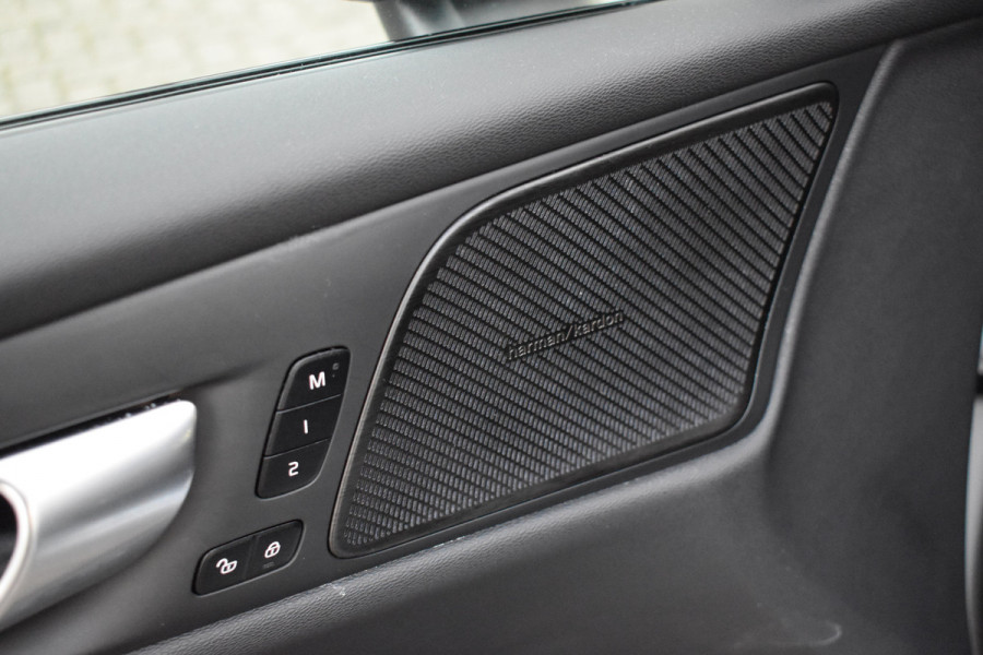 Volvo V60 T6 AWD 350PK Plug-in hybrid Plus Dark | Trekhaak | H&K | Contour stoelen | 360 Camera | 19"LMV |