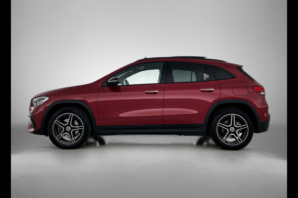 Mercedes-Benz GLA 250 e AMG Plug-In Hybride Panoramadak | 5 spaaks lichtmetalen velgen | elect. bed. Voorstoelen met memory | Trekhaak wegklapbaar | Navigatie | Parkig support met camera achter Inclusief 24 maanden Mercedes-Benz Certified garantie voor Europa.