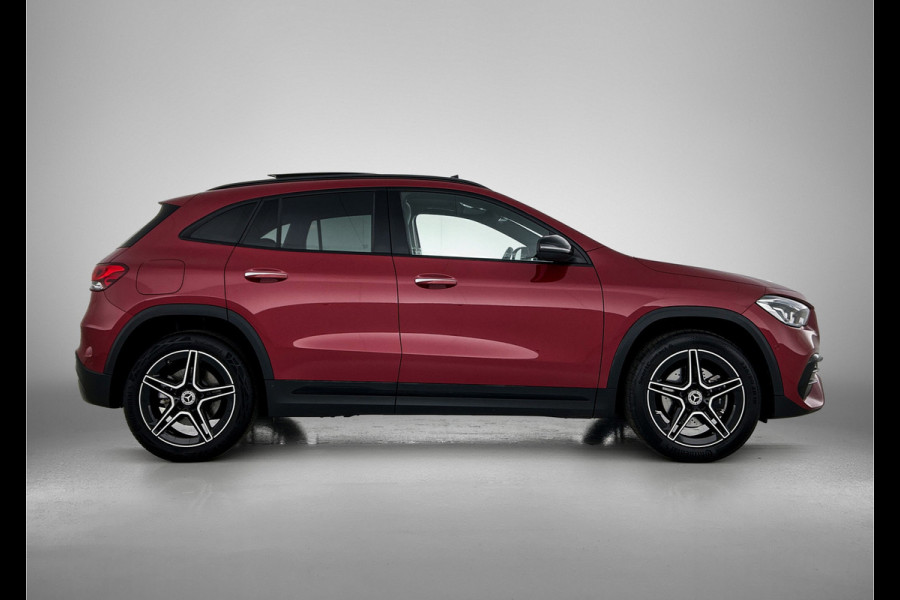 Mercedes-Benz GLA 250 e AMG Plug-In Hybride Panoramadak | 5 spaaks lichtmetalen velgen | elect. bed. Voorstoelen met memory | Trekhaak wegklapbaar | Navigatie | Parkig support met camera achter Inclusief 24 maanden Mercedes-Benz Certified garantie voor Europa.