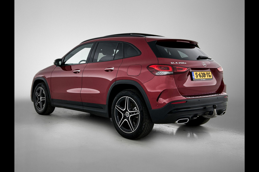 Mercedes-Benz GLA 250 e AMG Plug-In Hybride Panoramadak | 5 spaaks lichtmetalen velgen | elect. bed. Voorstoelen met memory | Trekhaak wegklapbaar | Navigatie | Parkig support met camera achter Inclusief 24 maanden Mercedes-Benz Certified garantie voor Europa.