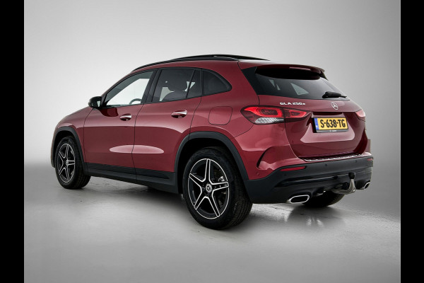 Mercedes-Benz GLA 250 e AMG Plug-In Hybride Panoramadak | 5 spaaks lichtmetalen velgen | elect. bed. Voorstoelen met memory | Trekhaak wegklapbaar | Navigatie | Parkig support met camera achter Inclusief 24 maanden Mercedes-Benz Certified garantie voor Europa.