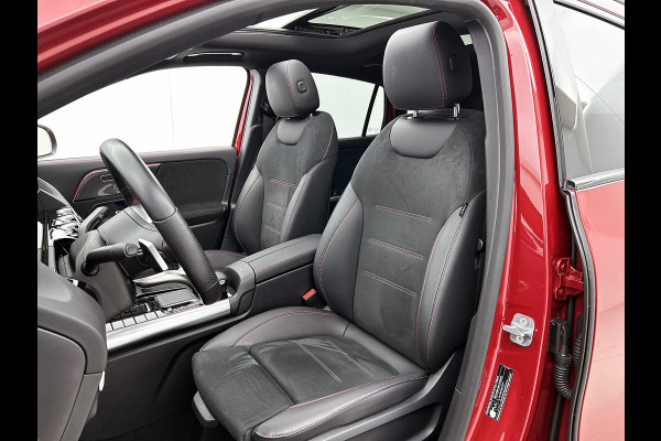 Mercedes-Benz GLA 250 e AMG Plug-In Hybride Panoramadak | 5 spaaks lichtmetalen velgen | elect. bed. Voorstoelen met memory | Trekhaak wegklapbaar | Navigatie | Parkig support met camera achter Inclusief 24 maanden Mercedes-Benz Certified garantie voor Europa.