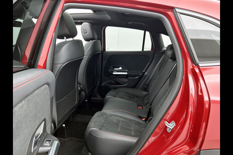 Mercedes-Benz GLA 250 e AMG Plug-In Hybride Panoramadak | 5 spaaks lichtmetalen velgen | elect. bed. Voorstoelen met memory | Trekhaak wegklapbaar | Navigatie | Parkig support met camera achter Inclusief 24 maanden Mercedes-Benz Certified garantie voor Europa.