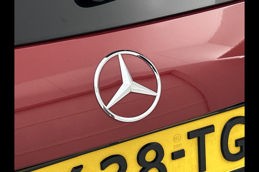 Mercedes-Benz GLA 250 e AMG Plug-In Hybride Panoramadak | 5 spaaks lichtmetalen velgen | elect. bed. Voorstoelen met memory | Trekhaak wegklapbaar | Navigatie | Parkig support met camera achter Inclusief 24 maanden Mercedes-Benz Certified garantie voor Europa.