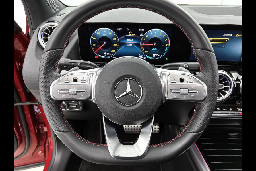 Mercedes-Benz GLA 250 e AMG Plug-In Hybride Panoramadak | 5 spaaks lichtmetalen velgen | elect. bed. Voorstoelen met memory | Trekhaak wegklapbaar | Navigatie | Parkig support met camera achter Inclusief 24 maanden Mercedes-Benz Certified garantie voor Europa.