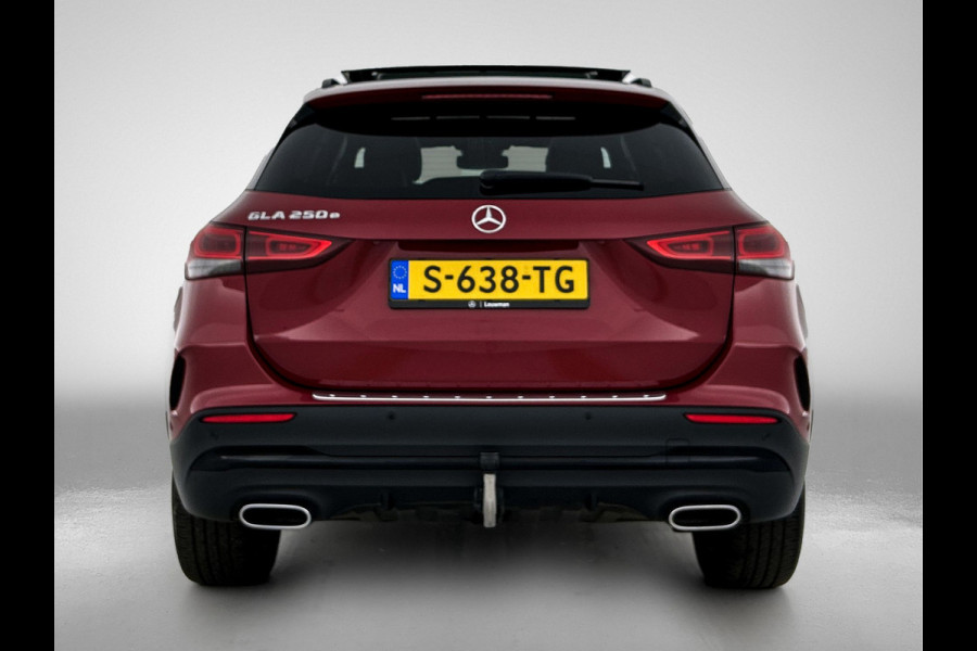 Mercedes-Benz GLA 250 e AMG Plug-In Hybride Panoramadak | 5 spaaks lichtmetalen velgen | elect. bed. Voorstoelen met memory | Trekhaak wegklapbaar | Navigatie | Parkig support met camera achter Inclusief 24 maanden Mercedes-Benz Certified garantie voor Europa.