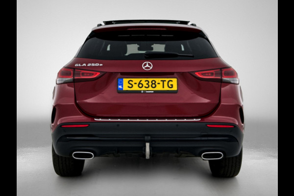 Mercedes-Benz GLA 250 e AMG Plug-In Hybride Panoramadak | 5 spaaks lichtmetalen velgen | elect. bed. Voorstoelen met memory | Trekhaak wegklapbaar | Navigatie | Parkig support met camera achter Inclusief 24 maanden Mercedes-Benz Certified garantie voor Europa.