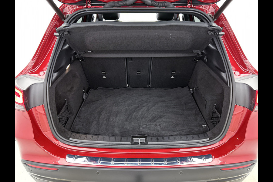 Mercedes-Benz GLA 250 e AMG Plug-In Hybride Panoramadak | 5 spaaks lichtmetalen velgen | elect. bed. Voorstoelen met memory | Trekhaak wegklapbaar | Navigatie | Parkig support met camera achter Inclusief 24 maanden Mercedes-Benz Certified garantie voor Europa.