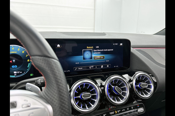 Mercedes-Benz GLA 250 e AMG Plug-In Hybride Panoramadak | 5 spaaks lichtmetalen velgen | elect. bed. Voorstoelen met memory | Trekhaak wegklapbaar | Navigatie | Parkig support met camera achter Inclusief 24 maanden Mercedes-Benz Certified garantie voor Europa.