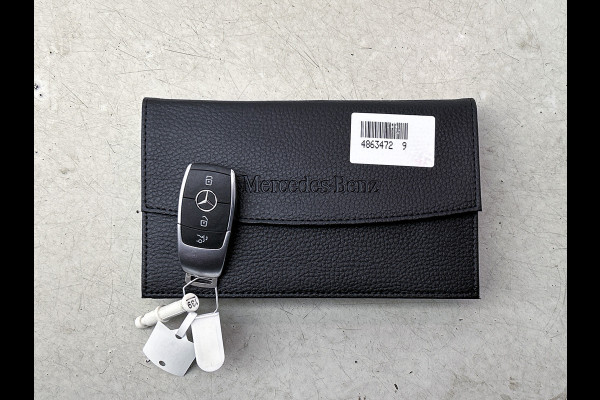 Mercedes-Benz GLA 250 e AMG Plug-In Hybride Panoramadak | 5 spaaks lichtmetalen velgen | elect. bed. Voorstoelen met memory | Trekhaak wegklapbaar | Navigatie | Parkig support met camera achter Inclusief 24 maanden Mercedes-Benz Certified garantie voor Europa.