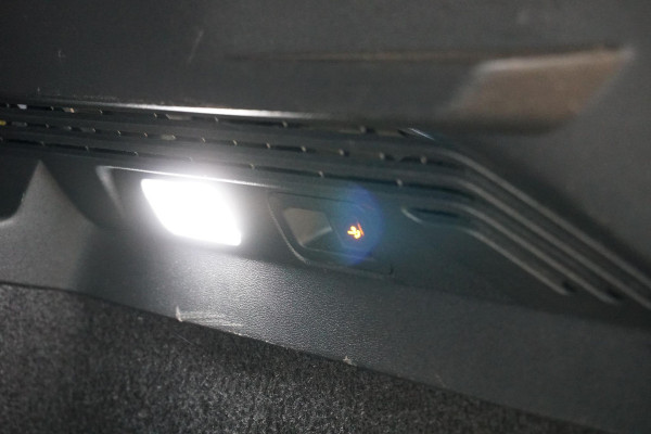 Volkswagen ID.4 First 77 kWh + WEGKLAPBARE TREKHAAK / STUURVERWARMING / VOORKLIMATISERING