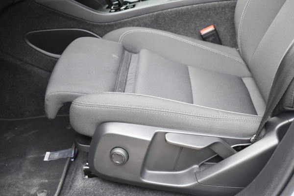 Volvo EX40 252PK Single Motor Extended Range Plus 82 kWh Navigatie / Camera / Adaptive Cruise control / Stuur & Stoelverwarming / Trekhaak / Elektr. achterklep / 19" LM Velgen