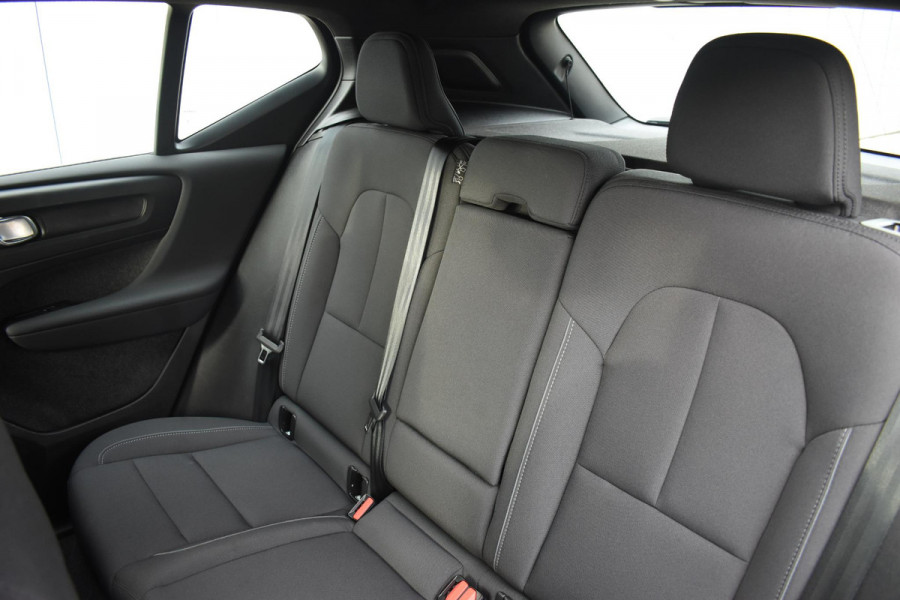 Volvo EX40 252PK Single Motor Extended Range Plus 82 kWh Navigatie / Camera / Adaptive Cruise control / Stuur & Stoelverwarming / Trekhaak / Elektr. achterklep / 19" LM Velgen