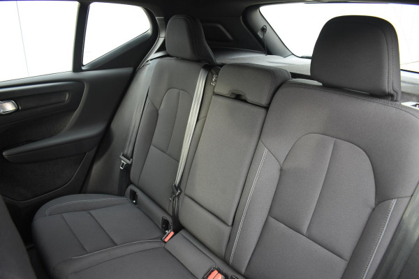 Volvo EX40 252PK Single Motor Extended Range Plus 82 kWh Navigatie / Camera / Adaptive Cruise control / Stuur & Stoelverwarming / Trekhaak / Elektr. achterklep / 19" LM Velgen