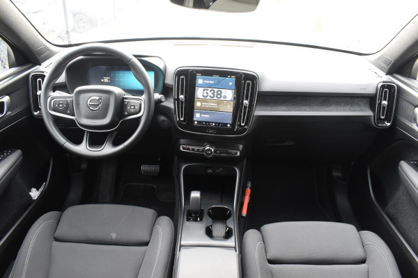 Volvo EX40 252PK Single Motor Extended Range Plus 82 kWh Navigatie / Camera / Adaptive Cruise control / Stuur & Stoelverwarming / Trekhaak / Elektr. achterklep / 19" LM Velgen