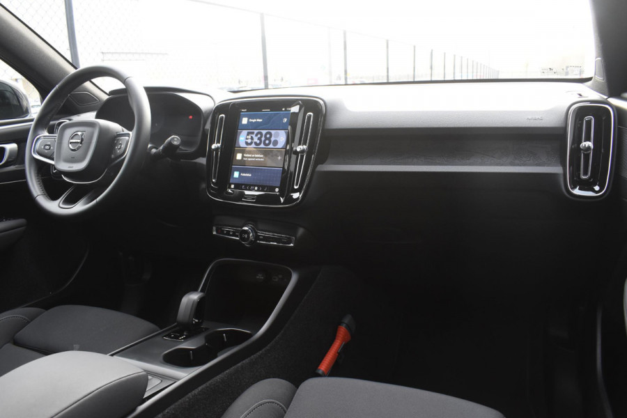 Volvo EX40 252PK Single Motor Extended Range Plus 82 kWh Navigatie / Camera / Adaptive Cruise control / Stuur & Stoelverwarming / Trekhaak / Elektr. achterklep / 19" LM Velgen