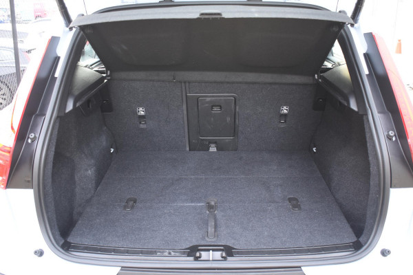 Volvo EX40 252PK Single Motor Extended Range Plus 82 kWh Navigatie / Camera / Adaptive Cruise control / Stuur & Stoelverwarming / Trekhaak / Elektr. achterklep / 19" LM Velgen