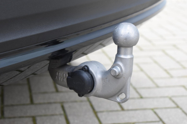 Volvo EX40 252PK Single Motor Extended Range Plus 82 kWh Navigatie / Camera / Adaptive Cruise control / Stuur & Stoelverwarming / Trekhaak / Elektr. achterklep / 19" LM Velgen