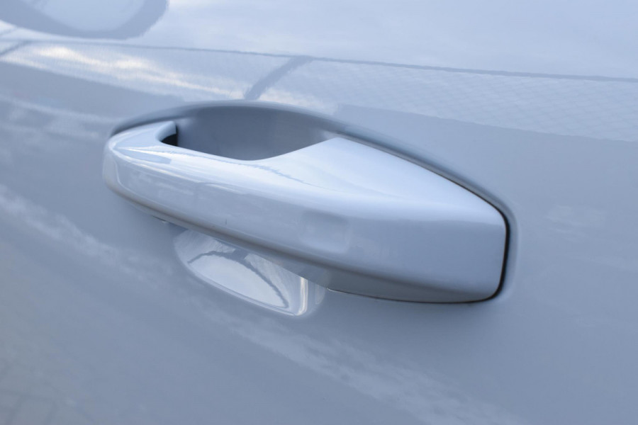 Volvo EX40 252PK Single Motor Extended Range Plus 82 kWh Navigatie / Camera / Adaptive Cruise control / Stuur & Stoelverwarming / Trekhaak / Elektr. achterklep / 19" LM Velgen