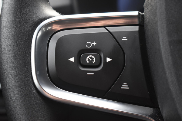 Volvo EX40 252PK Single Motor Extended Range Plus 82 kWh Navigatie / Camera / Adaptive Cruise control / Stuur & Stoelverwarming / Trekhaak / Elektr. achterklep / 19" LM Velgen