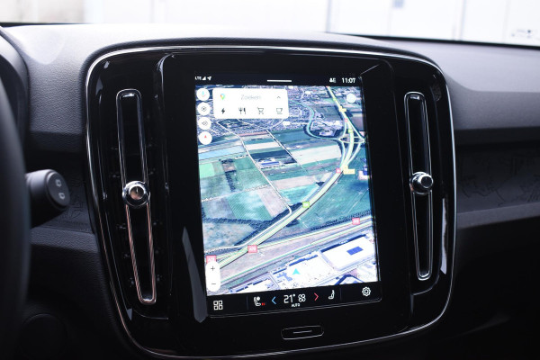 Volvo EX40 252PK Single Motor Extended Range Plus 82 kWh Navigatie / Camera / Adaptive Cruise control / Stuur & Stoelverwarming / Trekhaak / Elektr. achterklep / 19" LM Velgen