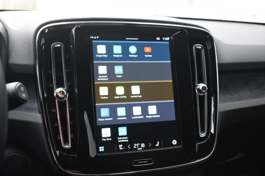 Volvo EX40 252PK Single Motor Extended Range Plus 82 kWh Navigatie / Camera / Adaptive Cruise control / Stuur & Stoelverwarming / Trekhaak / Elektr. achterklep / 19" LM Velgen