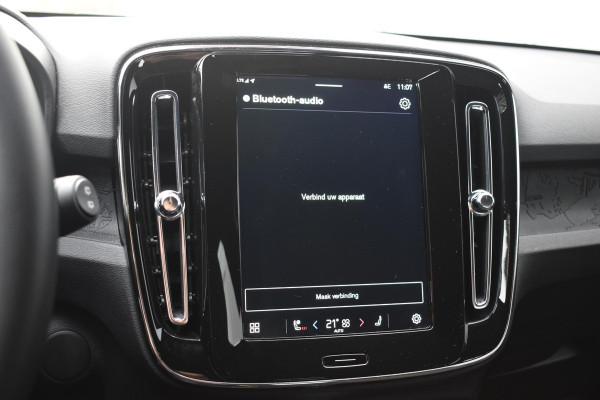 Volvo EX40 252PK Single Motor Extended Range Plus 82 kWh Navigatie / Camera / Adaptive Cruise control / Stuur & Stoelverwarming / Trekhaak / Elektr. achterklep / 19" LM Velgen