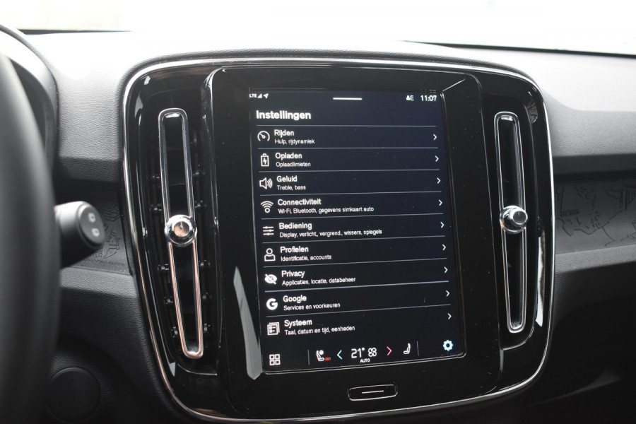 Volvo EX40 252PK Single Motor Extended Range Plus 82 kWh Navigatie / Camera / Adaptive Cruise control / Stuur & Stoelverwarming / Trekhaak / Elektr. achterklep / 19" LM Velgen