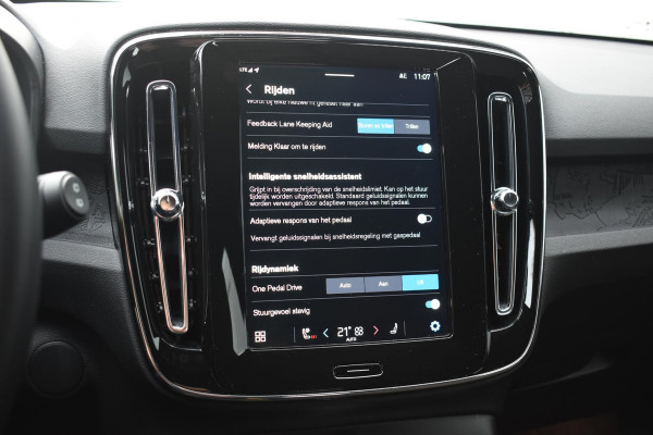 Volvo EX40 252PK Single Motor Extended Range Plus 82 kWh Navigatie / Camera / Adaptive Cruise control / Stuur & Stoelverwarming / Trekhaak / Elektr. achterklep / 19" LM Velgen