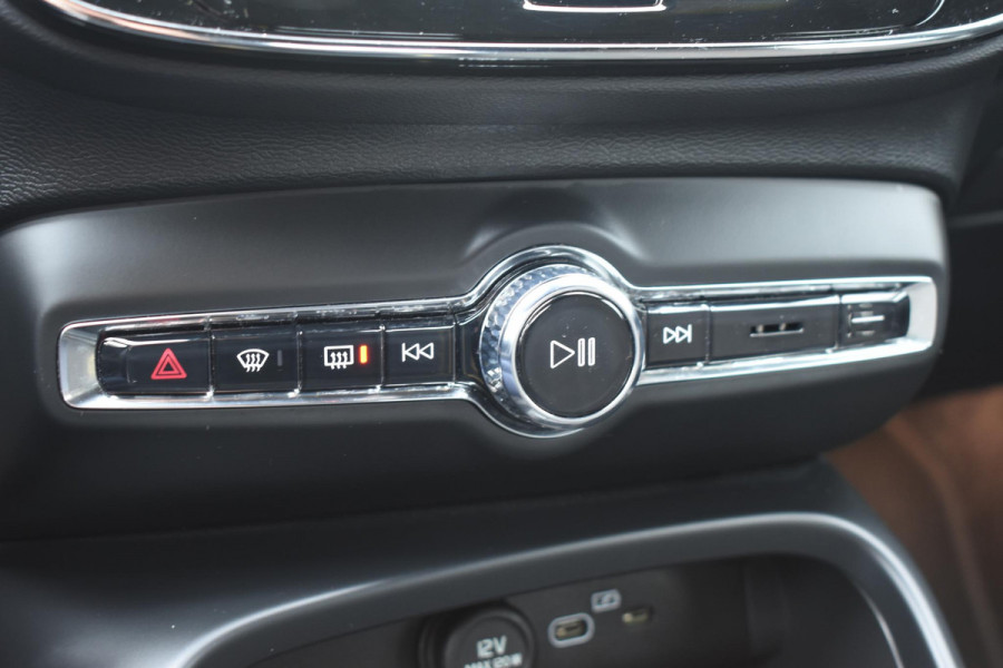 Volvo EX40 252PK Single Motor Extended Range Plus 82 kWh Navigatie / Camera / Adaptive Cruise control / Stuur & Stoelverwarming / Trekhaak / Elektr. achterklep / 19" LM Velgen