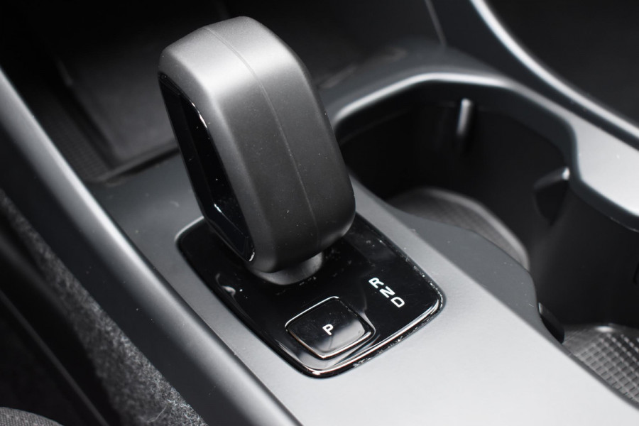 Volvo EX40 252PK Single Motor Extended Range Plus 82 kWh Navigatie / Camera / Adaptive Cruise control / Stuur & Stoelverwarming / Trekhaak / Elektr. achterklep / 19" LM Velgen