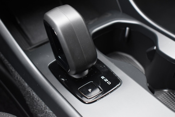 Volvo EX40 252PK Single Motor Extended Range Plus 82 kWh Navigatie / Camera / Adaptive Cruise control / Stuur & Stoelverwarming / Trekhaak / Elektr. achterklep / 19" LM Velgen