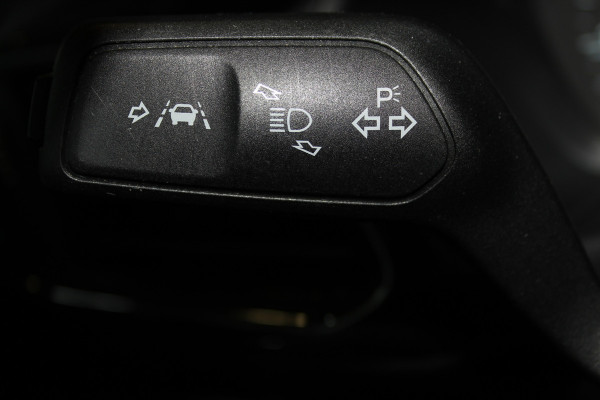 Ford Fiesta 1.0-125pk EcoBoost Mild-Hybrid ST-Line. Luxe, sportieve en goed onderhouden Fiesta ! Autm. airco, Cruise control, Lane assist, 17" Lmv, Parkeersensoren Achter, Metallic lak, Navigatie by Apple/Android, LED verlichting etc.