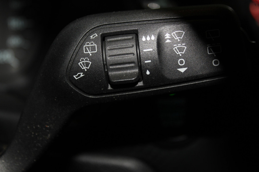 Ford Fiesta 1.0-125pk EcoBoost Mild-Hybrid ST-Line. Luxe, sportieve en goed onderhouden Fiesta ! Autm. airco, Cruise control, Lane assist, 17" Lmv, Parkeersensoren Achter, Metallic lak, Navigatie by Apple/Android, LED verlichting etc.