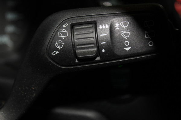 Ford Fiesta 1.0-125pk EcoBoost Mild-Hybrid ST-Line. Luxe, sportieve en goed onderhouden Fiesta ! Autm. airco, Cruise control, Lane assist, 17" Lmv, Parkeersensoren Achter, Metallic lak, Navigatie by Apple/Android, LED verlichting etc.